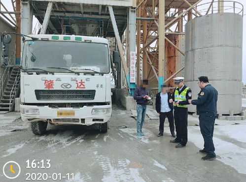 德慶交警迎戰春運嚴查違規運輸，一日查處準“百噸王”車輛力保道路安全